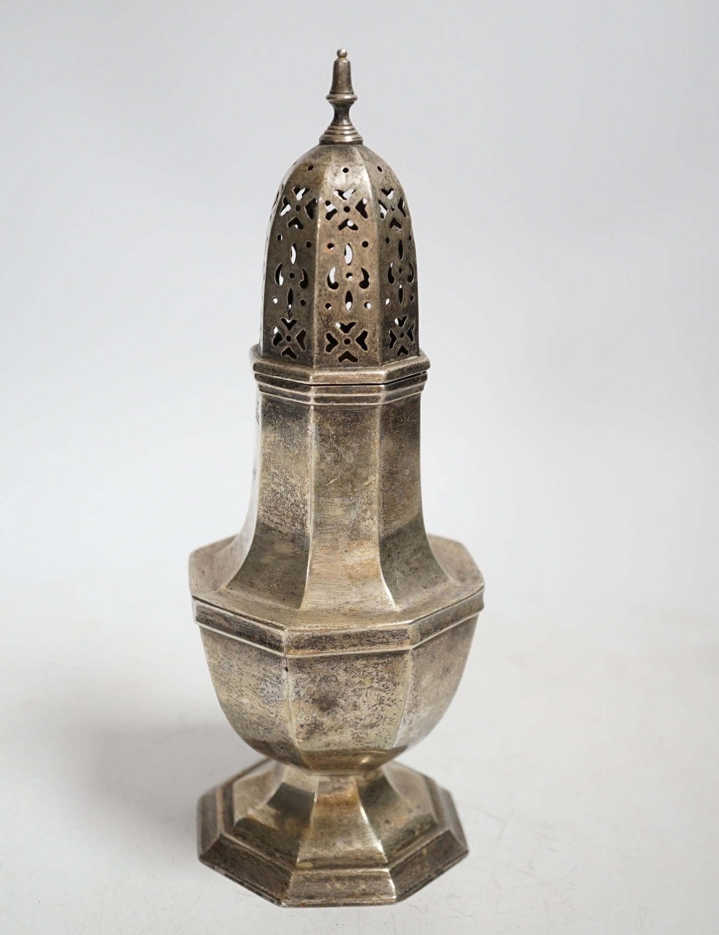 A George V silver octagonal sugar caster, Mappin & Webb, Sheffield, 1910, 20.8cm, 5.9oz.